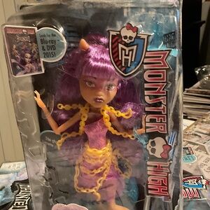 monster high haunted Clawdeen wolf purple doll with yellow chain accessories new